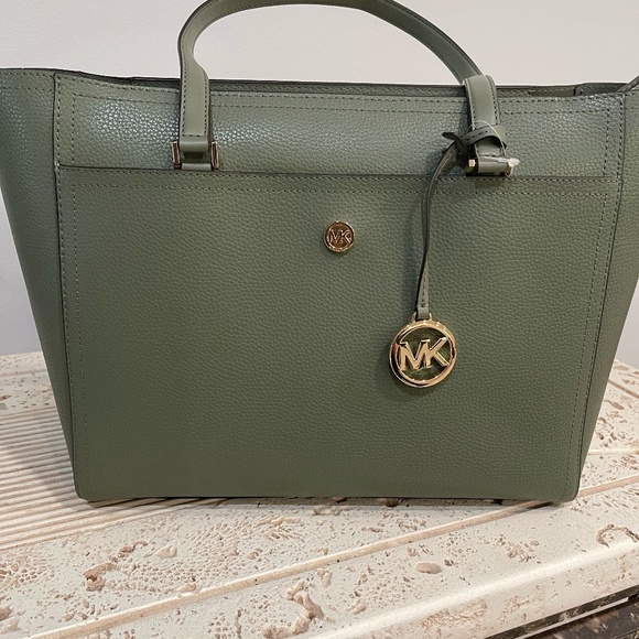 MICHAEL KORS BRAND NEW  BAG WITH MULTIPLE SMALLER BAG INSERTS - Picture 1 of 10